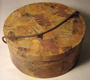 Круглая шляпная коробка в винтажном стиле